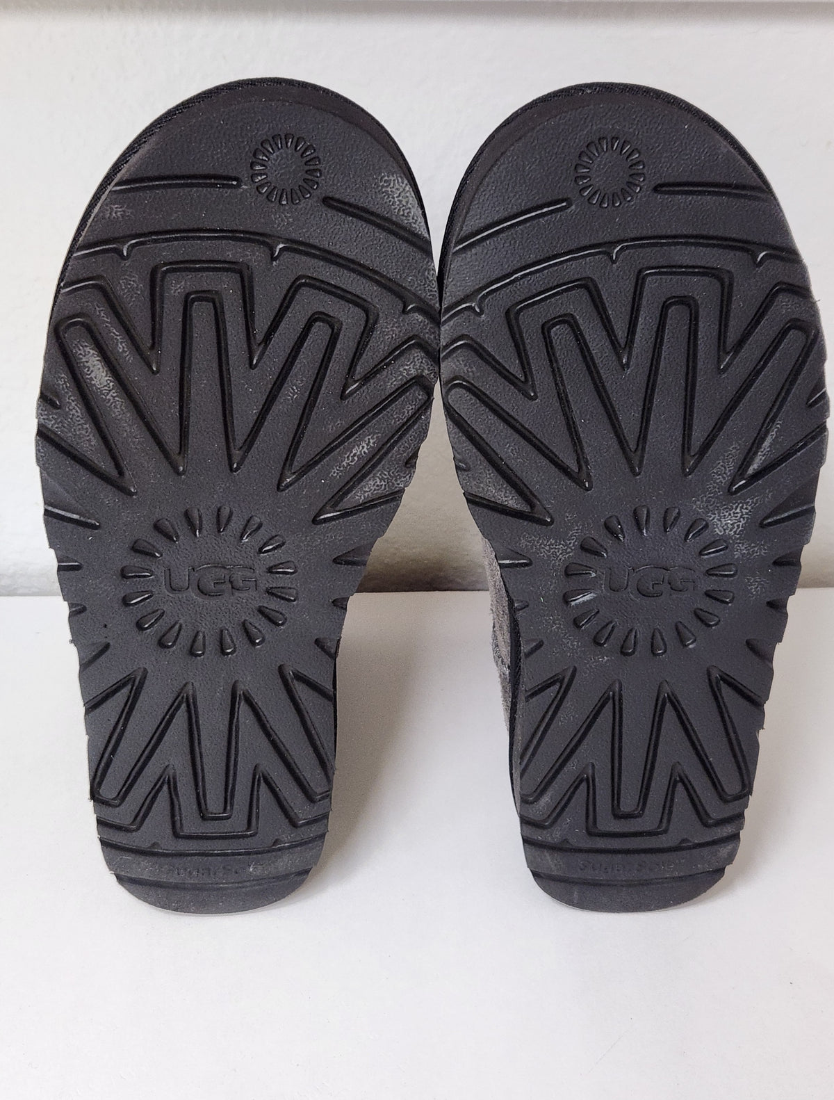 UGG Classic Mini Zipper Tape Logo Boot